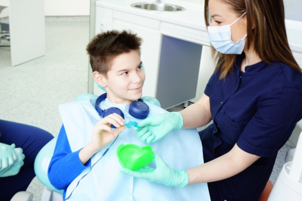 Dete pacijent upoznavanje sa zubarom