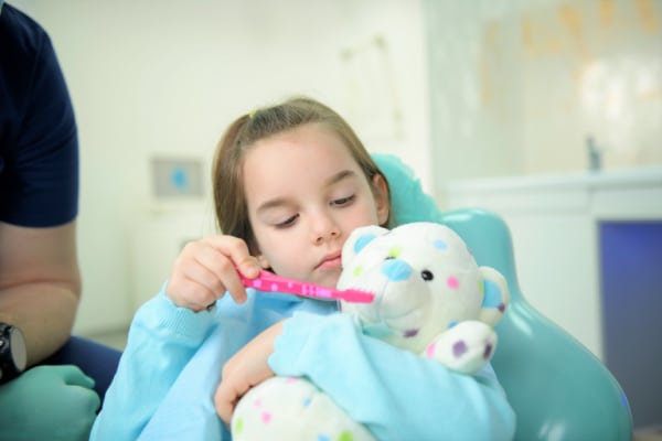 Devojcica se igra u stomatoloskoj ordinaciji