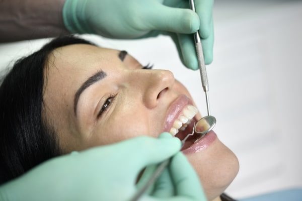 Pacijentkinja na pregledu u stomatoloskoj ordinaciji